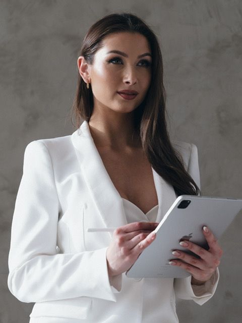 Árki Dominika ingatlanértékesítés közben